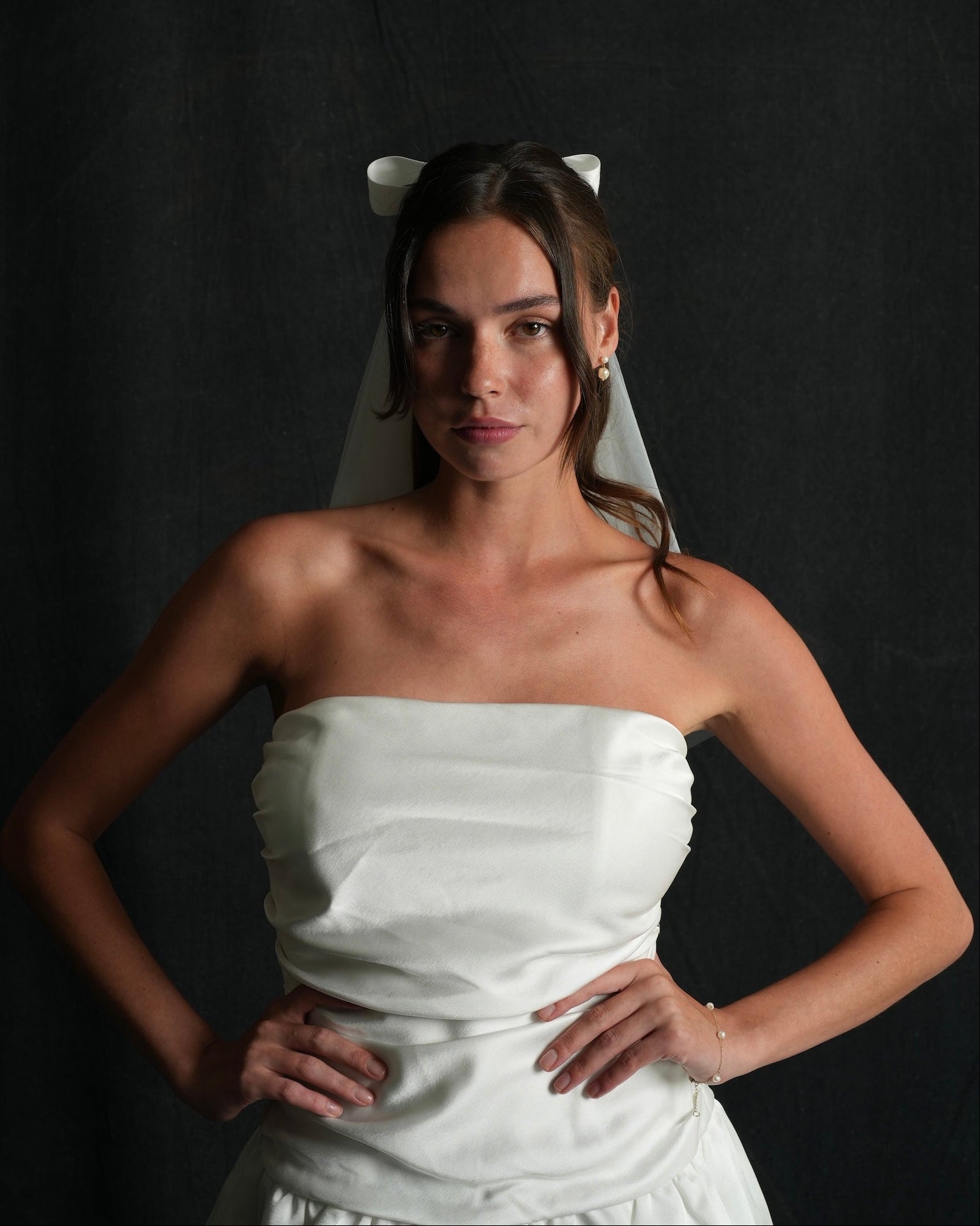 Mini Bow Short Two Tier Bachelorette Veil – Calily Bridal display picture 1