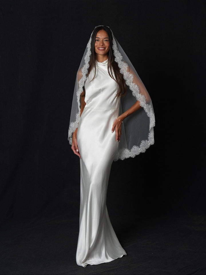 Mantilla Chantilly Short Lace Veil, Single Tier, Fingertip Length