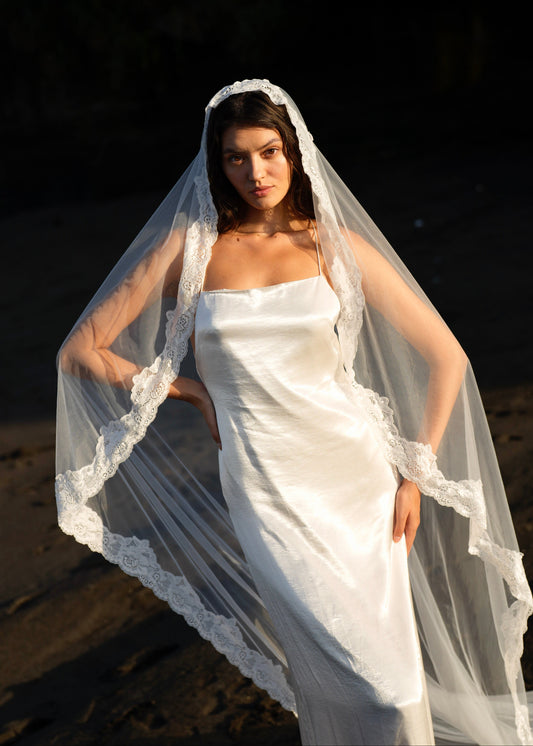 MANTILLA LACE VEIL, SINGLE TIER, CATHEDRAL LENGTH
