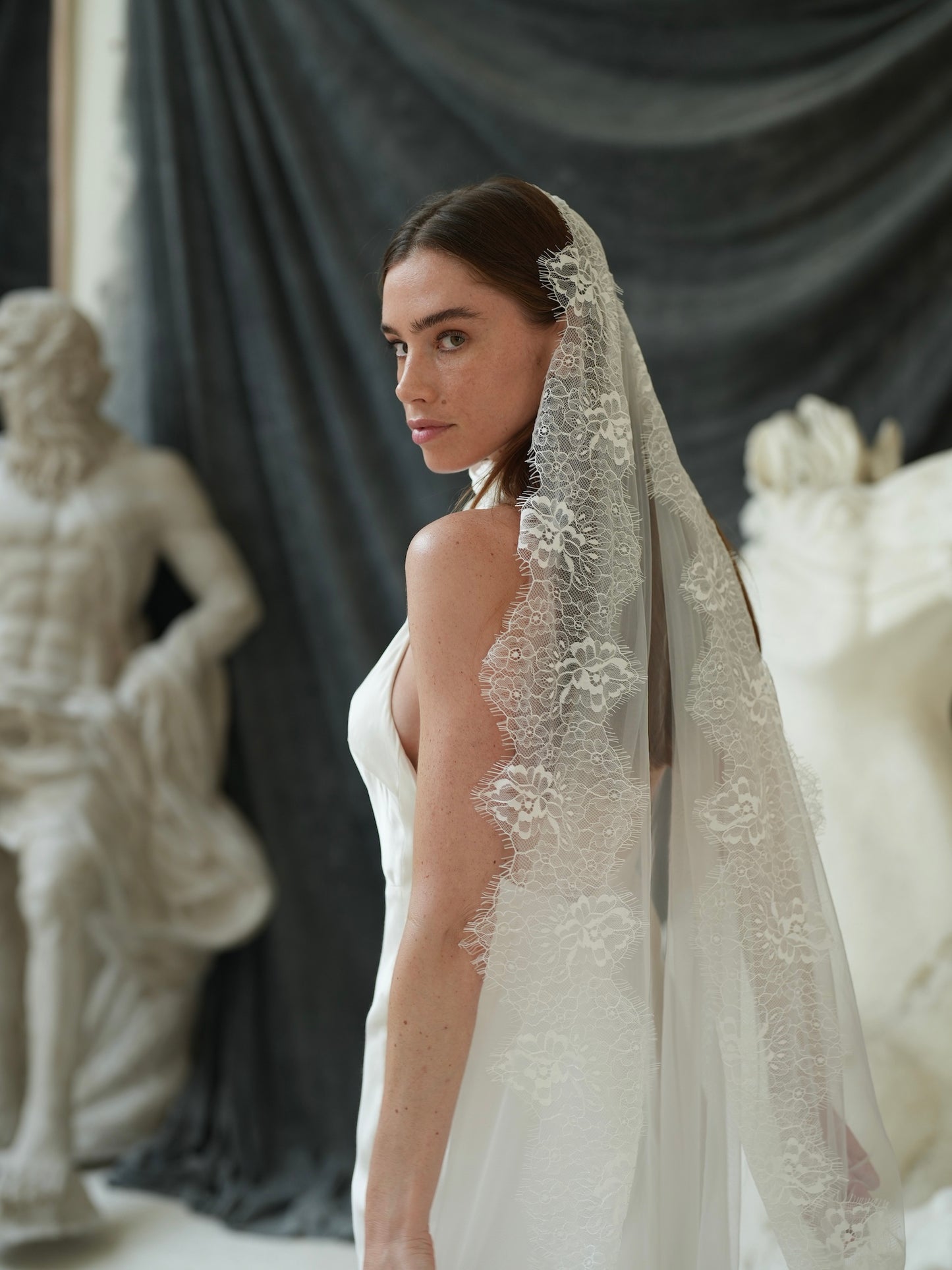 MANTILLA CHANTILLY LACE VEIL, SINGLE TIER, CATHEDRAL LENGTH