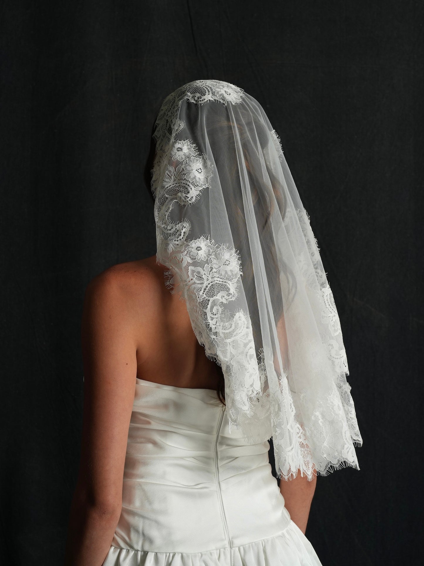 MINI MANTILLA SHORT LACE BACHELORETTE VEIL