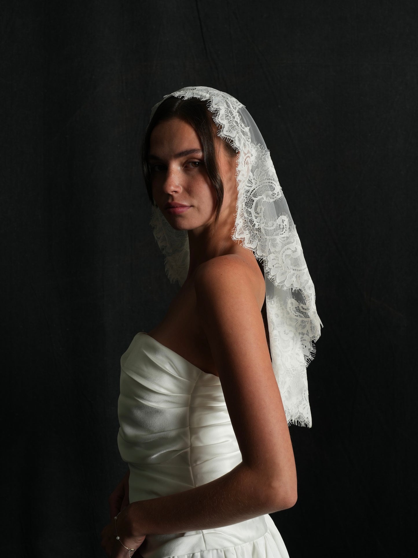 MINI MANTILLA SHORT LACE BACHELORETTE VEIL