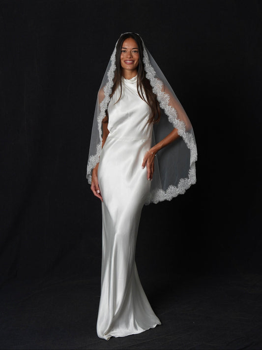 Mantilla Chantilly Short Lace Veil, Single Tier, Fingertip Length