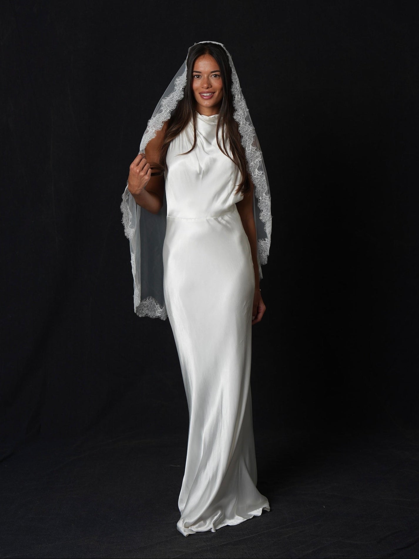 Mantilla Chantilly Short Lace Veil, Single Tier, Fingertip Length