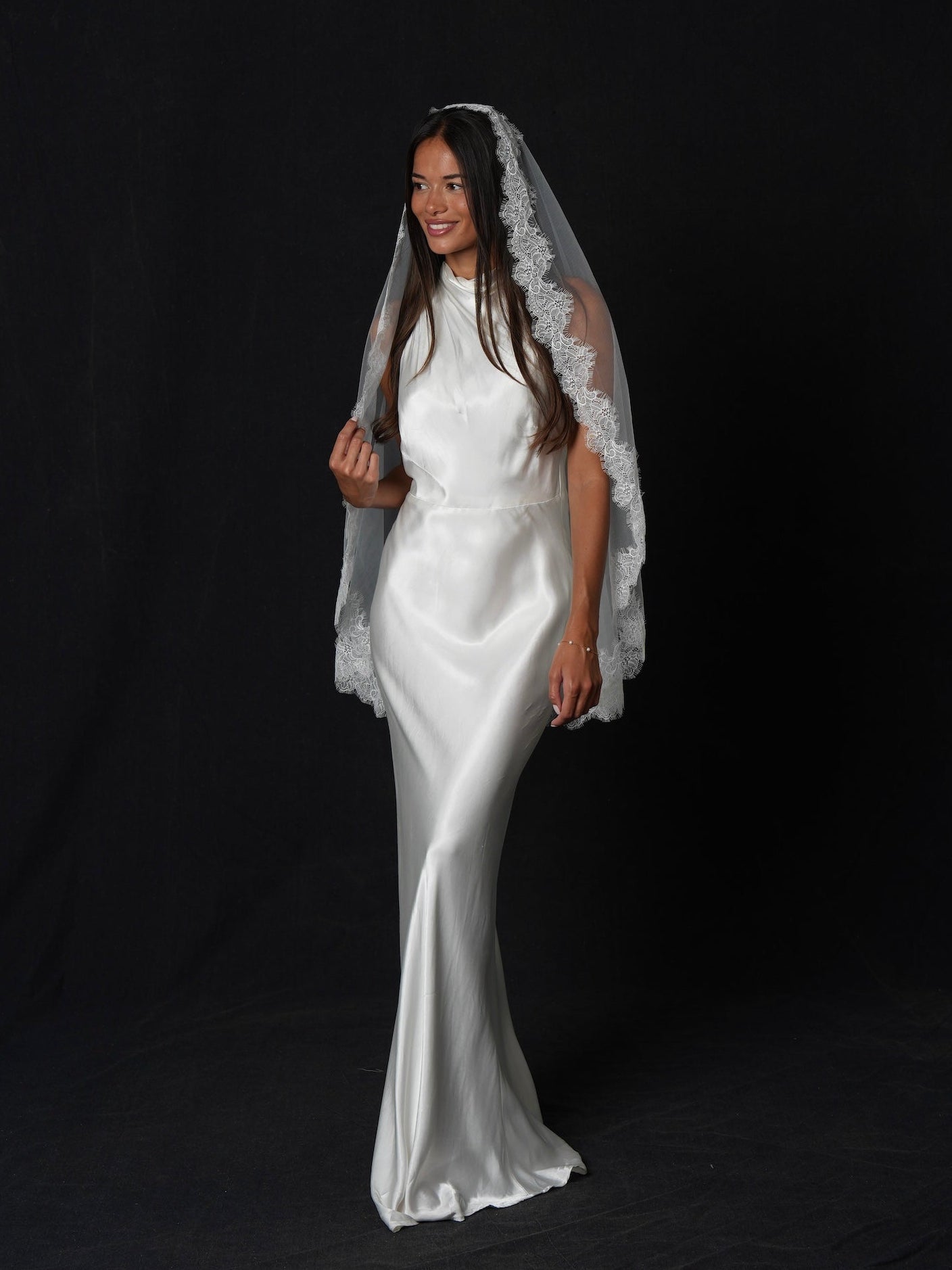 Mantilla Chantilly Short Lace Veil, Single Tier, Fingertip Length