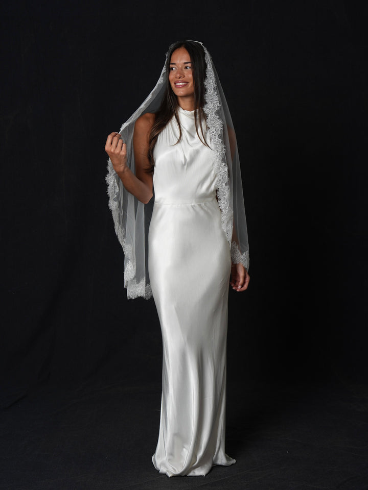 Mantilla Chantilly Short Lace Veil, Single Tier, Fingertip Length