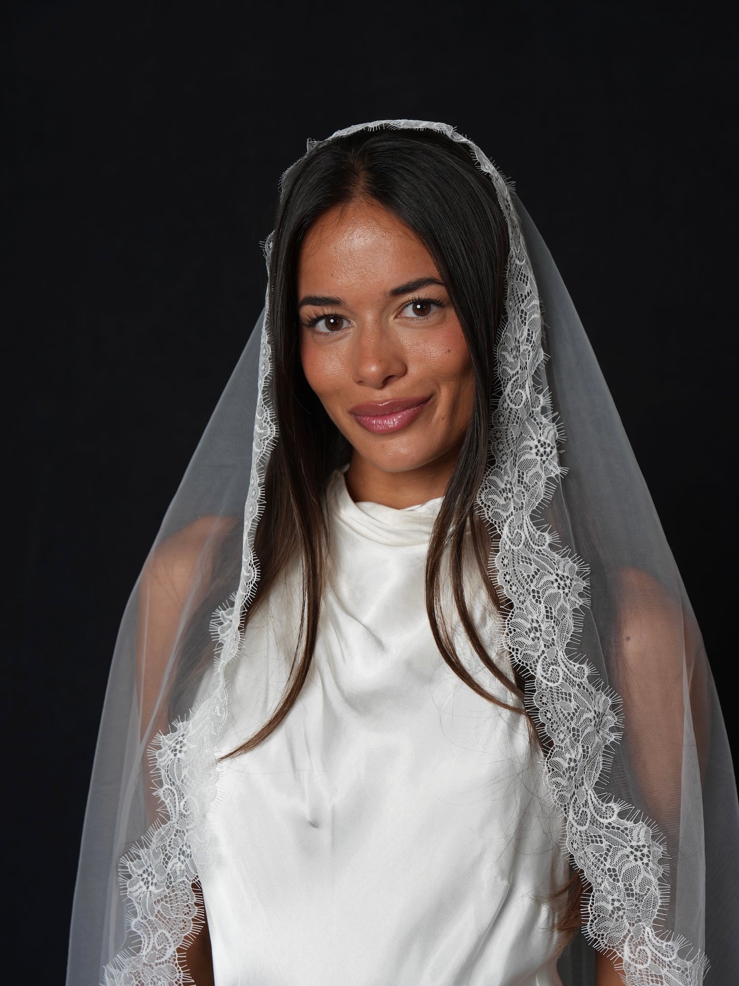 Mantilla Chantilly Short Lace Veil, Single Tier, Fingertip Length