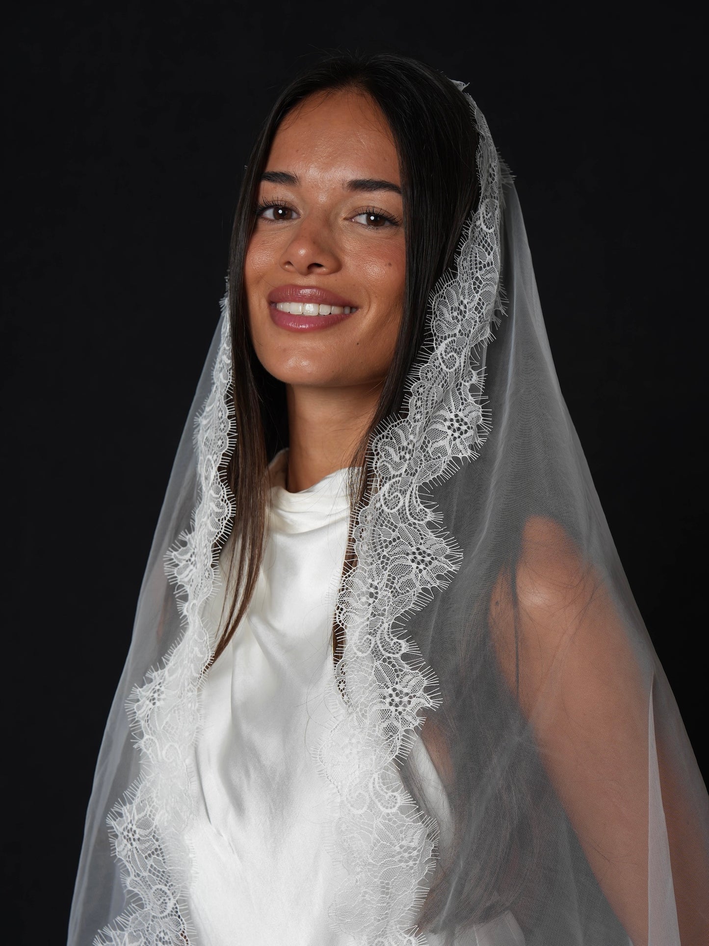 Mantilla Chantilly Short Lace Veil, Single Tier, Fingertip Length