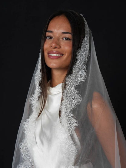 For Abigail Bailey - Mantilla Chantilly Short Lace Veil, Single Tier, Fingertip Length
