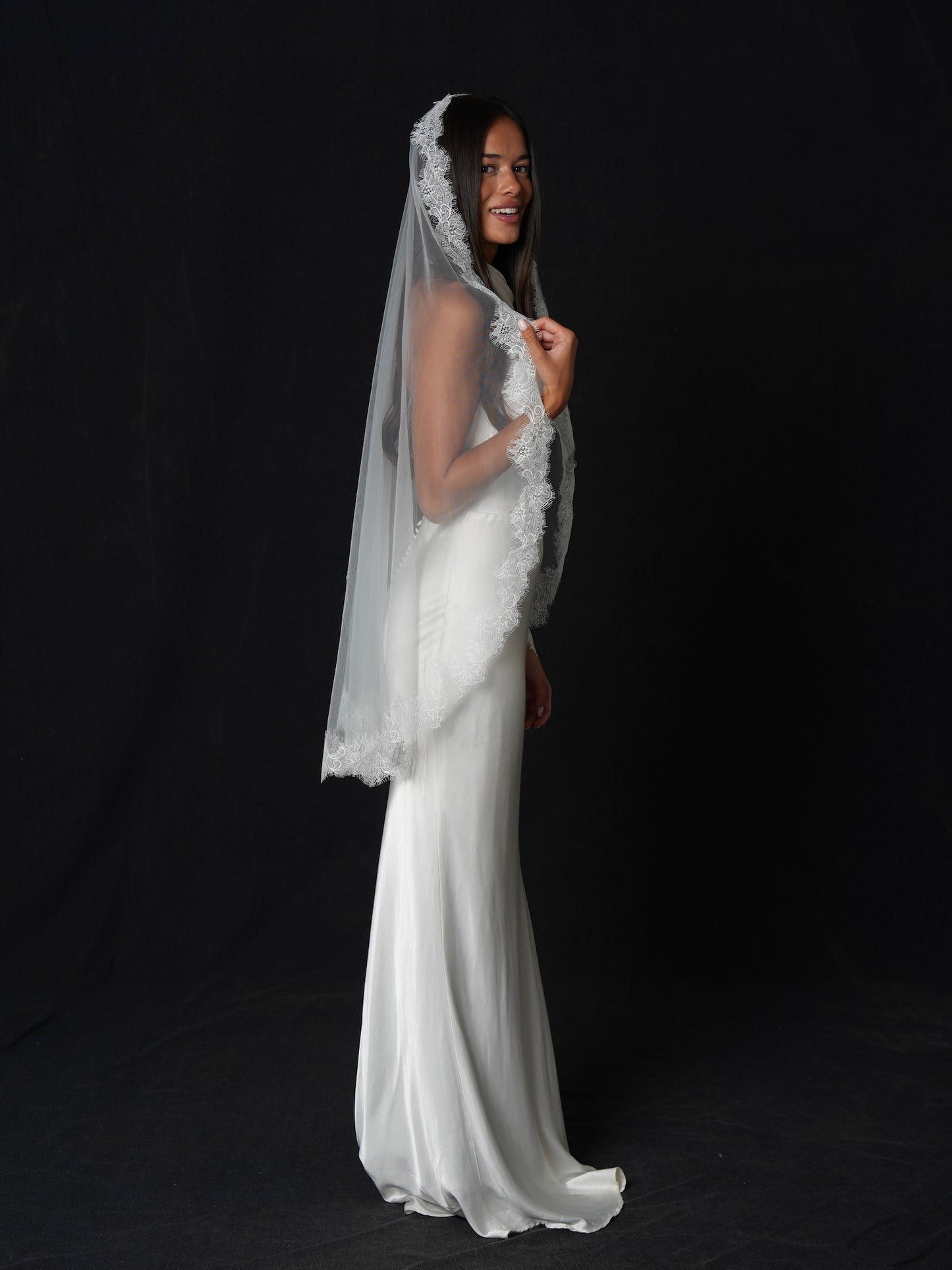 Mantilla Chantilly Short Lace Veil, Single Tier, Fingertip Length