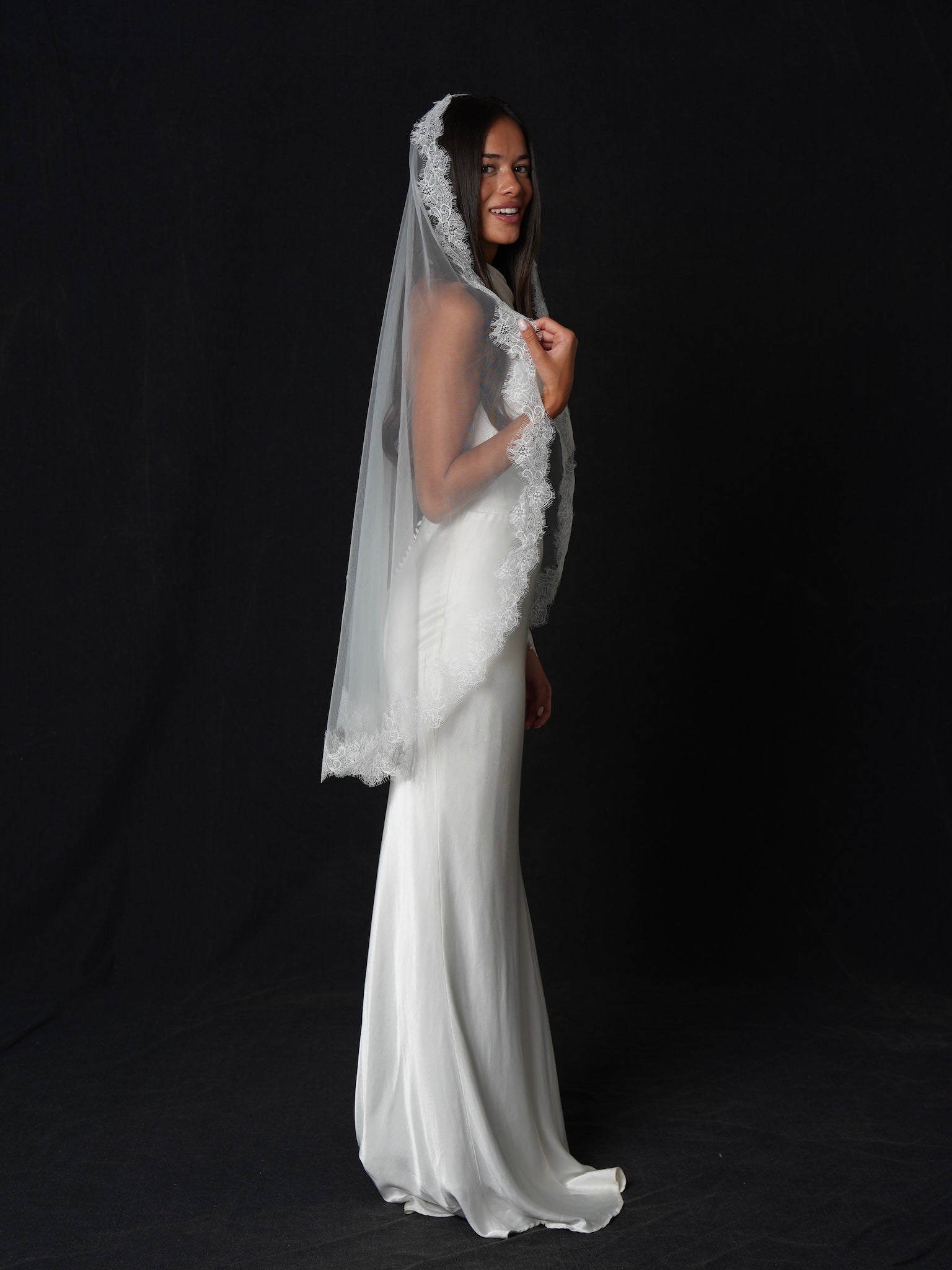 Mantilla Chantilly Short Lace Veil, Single Tier, Fingertip Length – Calily  Bridal