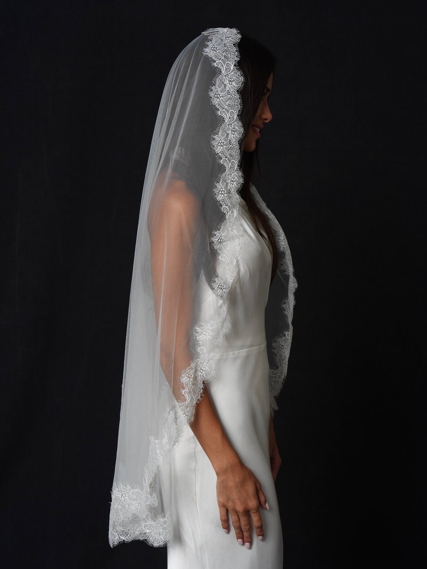 Mantilla Chantilly Short Lace Veil, Single Tier, Fingertip Length
