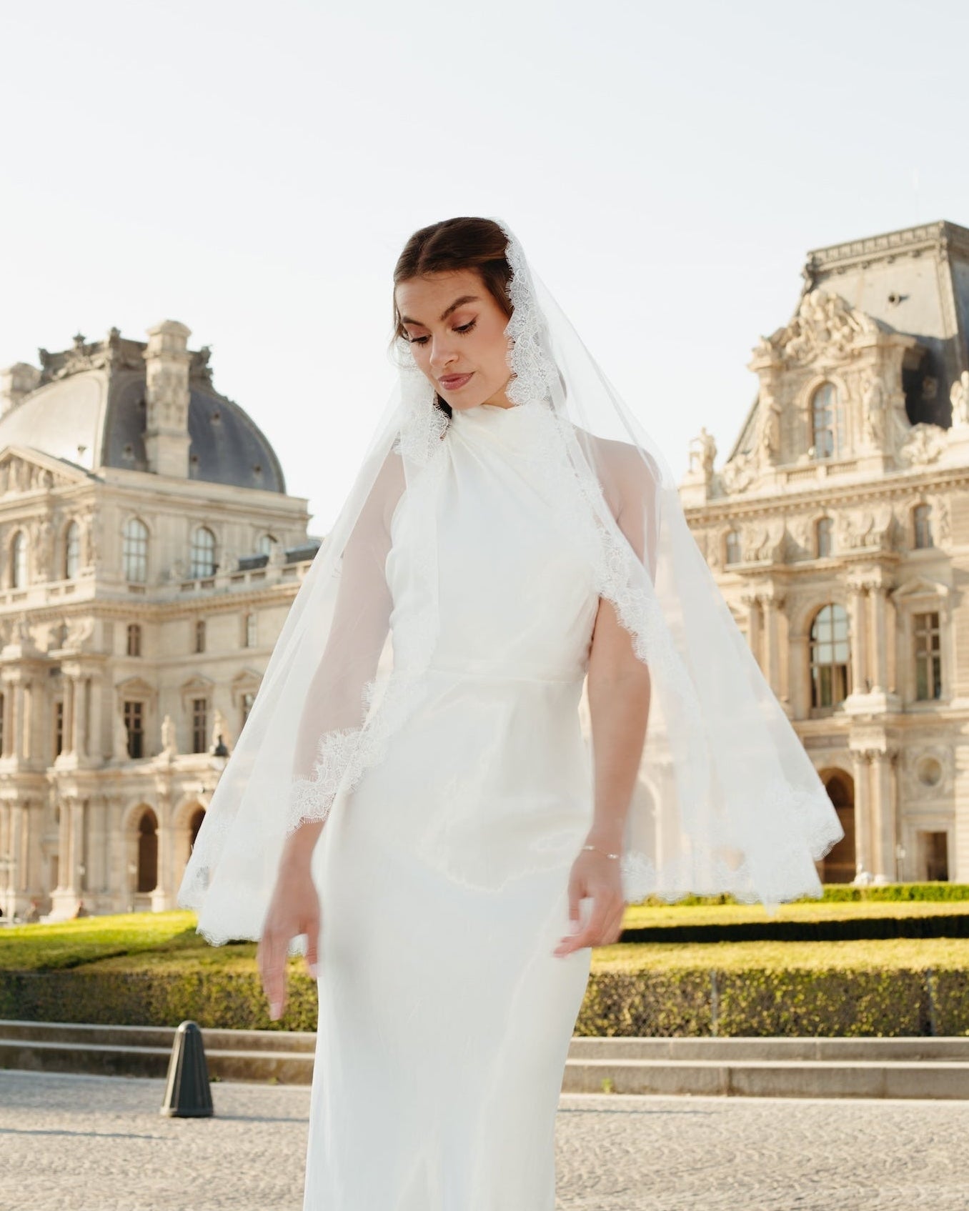 Mantilla Chantilly Short Lace Veil, Single Tier, Fingertip Length