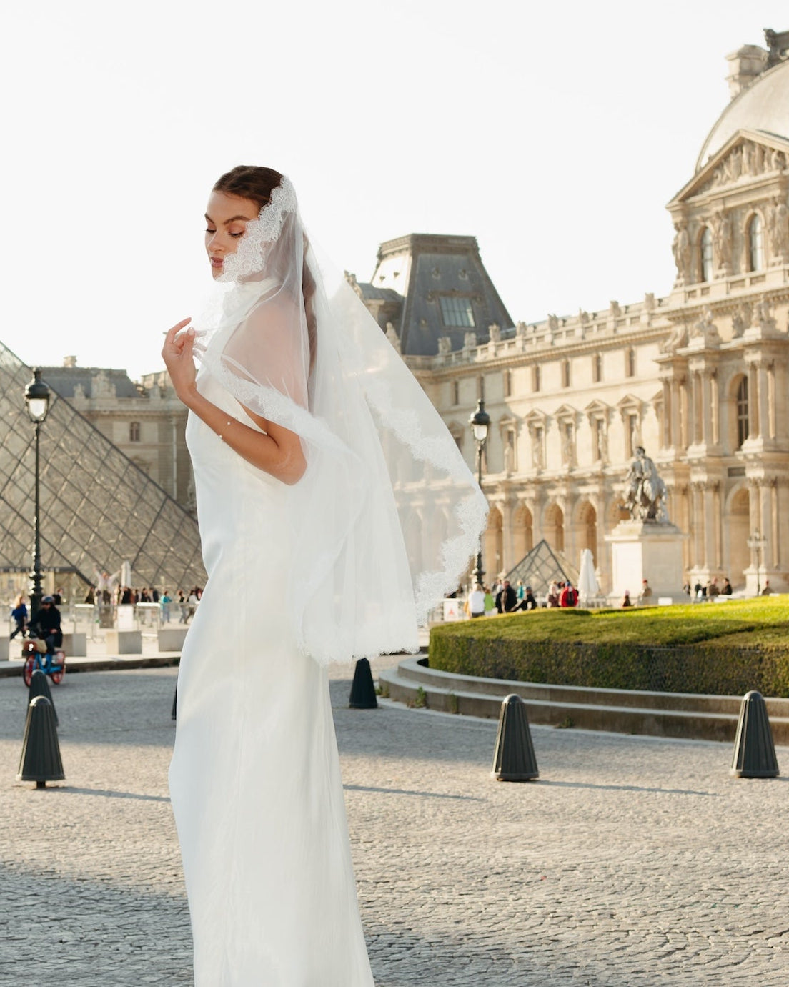 Mantilla Chantilly Short Lace Veil, Single Tier, Fingertip Length