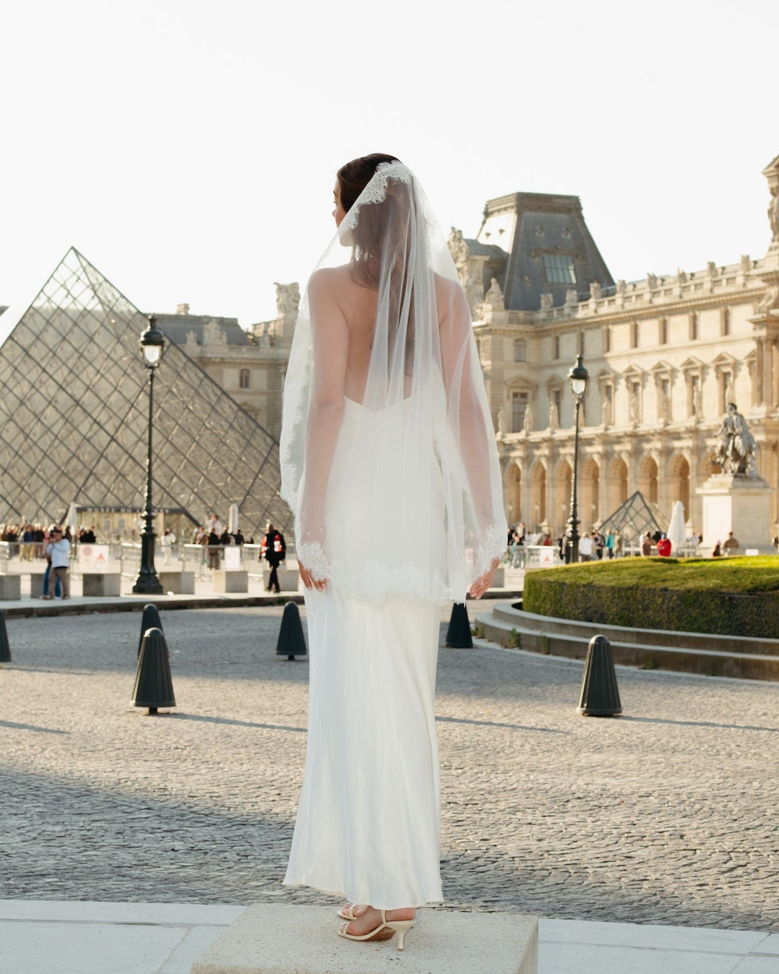 Mantilla Chantilly Short Lace Veil, Single Tier, Fingertip Length