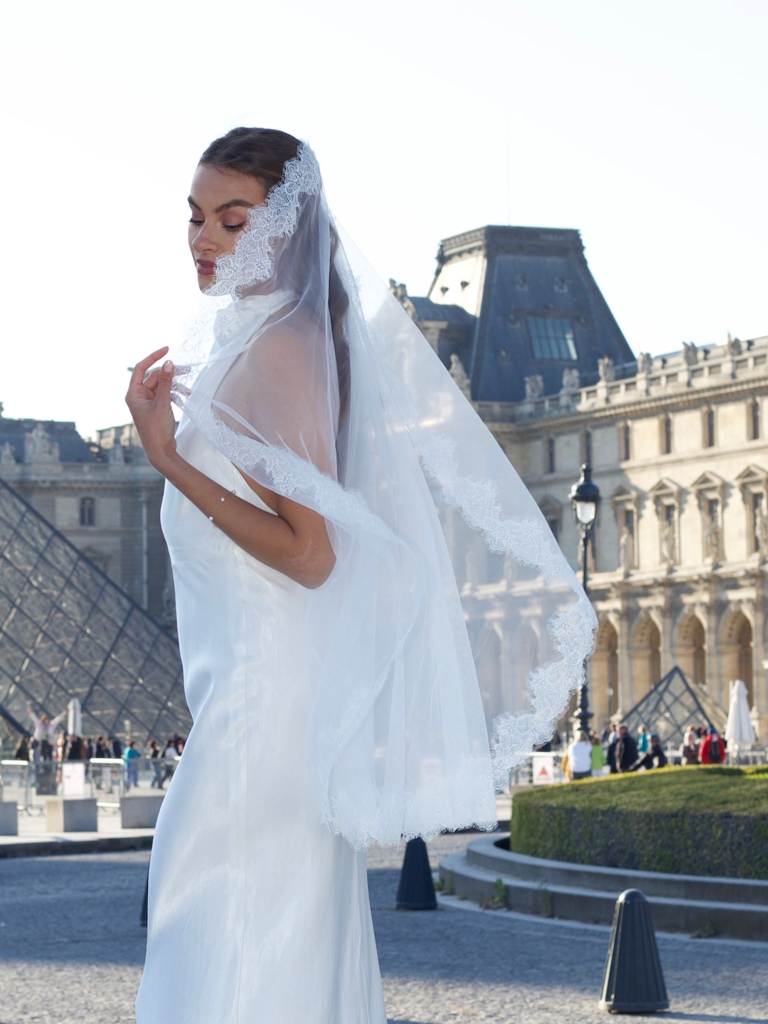 Mantilla Chantilly Short Lace Veil, Single Tier, Fingertip Length – Calily  Bridal
