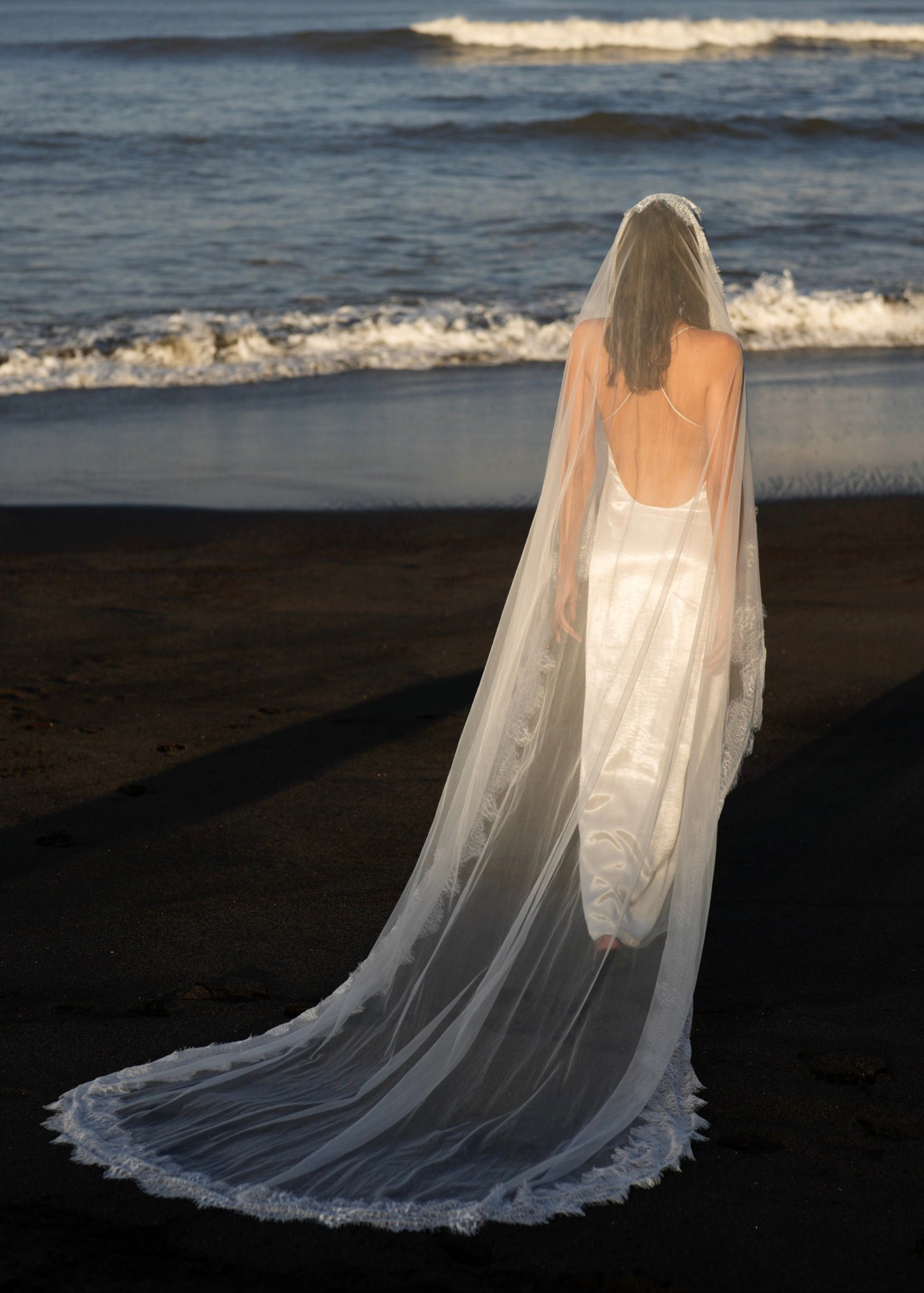 MANTILLA CHANTILLY LACE VEIL, SINGLE TIER, CATHEDRAL LENGTH